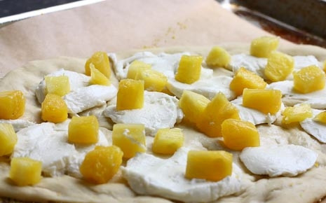 1. Этап. Пицца с ананасами: 5. Выложить на тесто сыр и ананасы. Отправьте в разогретую духовку и запекайте 10-15 минут, пока тесто не подрумянится.