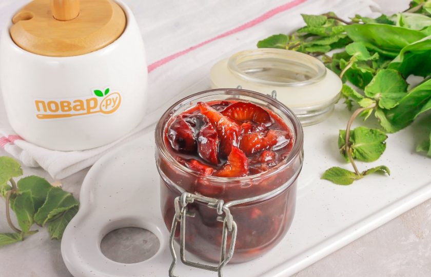 1. Этап. Варенье Слива в шоке: Ошпарьте банку и крышку кипятком, выложите в в банку горячее варенье и закупорьте по резьбе крышкой либо с помощью ключа для консервации.