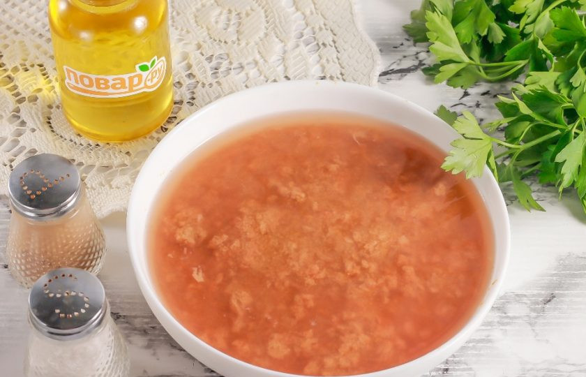 1. Этап. Солёная икра карпа: Вот так будет выглядеть просоленная икра карпа в рассоле. Слейте рассол, откинув икру на ситечко с мелкими ячейками.