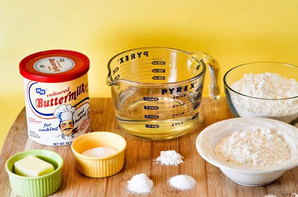 1. Этап. Ирландский хлеб: 1. Разогреть духовку до 200 градусов. Выстелить противень пергаментной бумагой. Нарезать размягченное сливочное масло ломтиками. В большой миске смешать вместе муку, муку для сдобы, сахар, соду и соль.