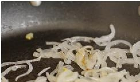 1. Этап. Жюльен в горшочках: Нагреваем сковороду с растительным маслом и отправляем жариться лук с солью. Жарим до тех пор, пока лук не станет мягким и слегка золотистого цвета.