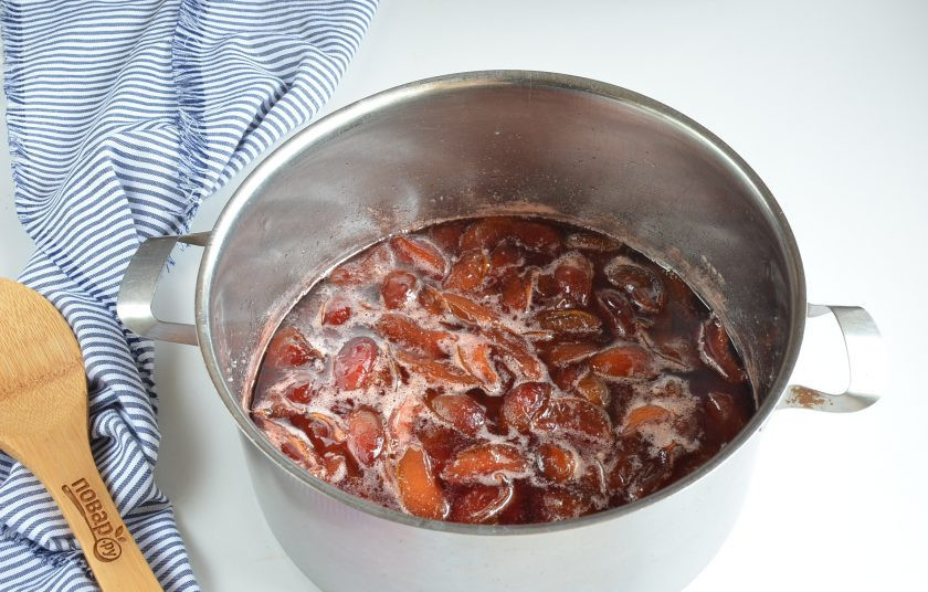 1. Этап. Сливовое варенье без косточек: Так будет выглядеть варенье после четвертого прогревания.