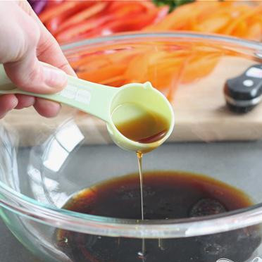 1. Этап. Лапша Сезам: В миске смешайте соевый соус, масла, уксус, измельчённый красный перец, зелёный лук и кориандр.