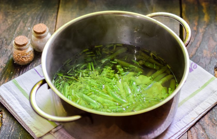 1. Этап. Турша из фасоли: Накройте кастрюлю, лучше небольшой тарелкой, чтобы фасоль получилась слегка под прессом. Уберите фасоль в холод на 2 дня.