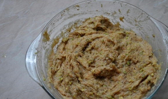 1. Этап. Суфле из курицы с фисташками: 3. Смешаем фарш, фисташки, масло с молоком, желтками и мукой. Перемешиваем до однородности. Солим и перчим.