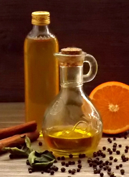 1. Этап. Пряное апельсиновое масло: Разлейте по сухим, чистым бутылкам и закройте.