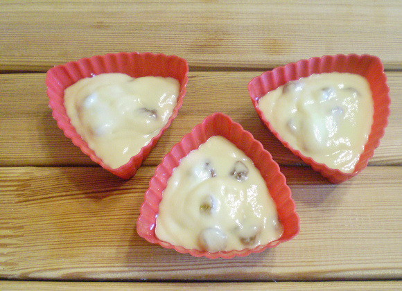 1. Этап. Кексики с изюмом: 8. Разогрейте духовку до 200 градусов. Разложите тесто по формам для выпечки кексов. Отправьте в духовку на 20 минут.