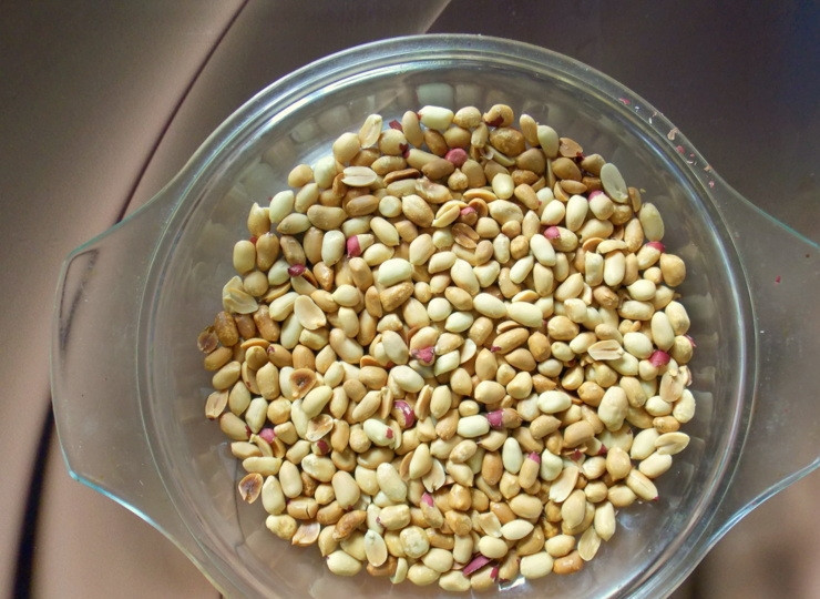 1. Этап. Домашний щербет с арахисом: Обжарьте арахис, удалите оболочку.