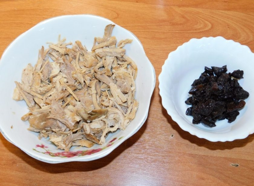 1. Этап. Салат Новогоднее танго: Свинину предварительно отварите, остудите и крупно нарежьте. Соедините с мелко нарезанным черносливом.