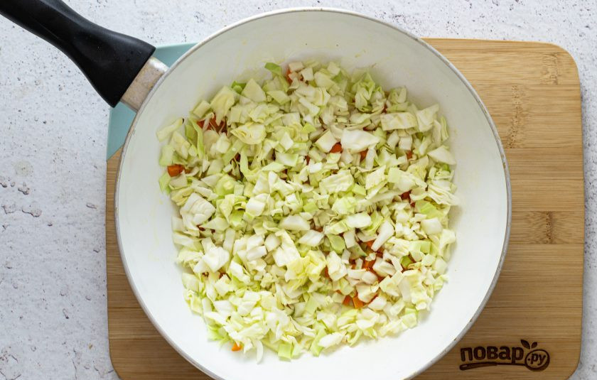 1. Этап. Бурый рис для похудения: Молодую белокочанную капусту порубите на мелкие кубики. Потушите под крышкой вместе с остальными овощами примерно 7-8 минут до мягкости. Чтобы капуста не прилипала, можно добавить пару ложек воды.