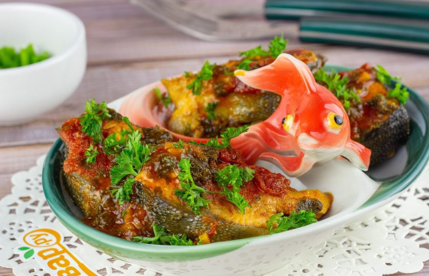 1. Этап. Горбуша в томатном соусе: Подавайте горбушу в томатном соусе на блюде, украсив свежей зеленью. Приятного аппетита!