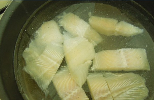 1. Этап. Уха из пангасиуса: Филе режем на куски, отправляем вариться.