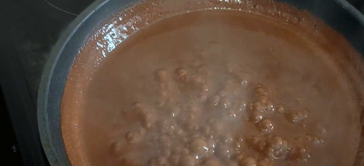 1. Этап. Шоколадное желе на агар-агаре: Приготовление основы: В глубокую сковороду или кастрюлю налейте 400 мл воды, добавьте поломанные кусочки шоколада и 7 г агар-агара. Поставьте на средний огонь и варите, помешивая, примерно 4 минуты, пока смесь не станет однородной.