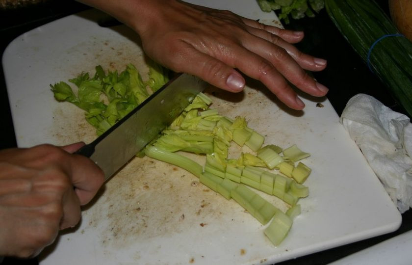 1. Этап. Салат из куриных грудок: 4. Сельдерей мою, каждый стебель разрезаю пополам, затем ножом нарезаю.