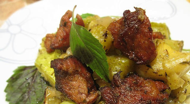 1. Этап. Телятина с кабачками: Готовое блюдо украсьте листочками базилика. Приятного аппетита!