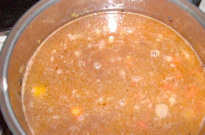 1. Этап. Лагман из спагетти: 4. Заливаем бульоном или водой, чтобы чуть покрывало овощи. Тушим до готовности картошки и мяса.