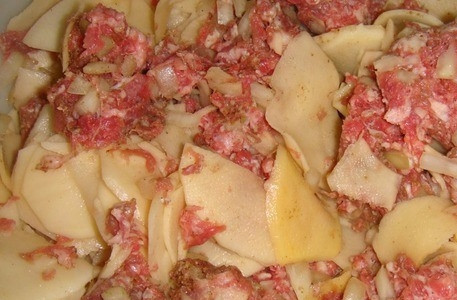 1. Этап. Чуду с мясом: Картофель посолите и поперчите по вкусу и добавьте к нему сырой мясной фарш. Для этого блюда подойдет говядина, но вы можете использовать свинину, курицу или баранину. Репчатый лук очистите, мелко порубите и также добавьте к картофелю с фаршем.