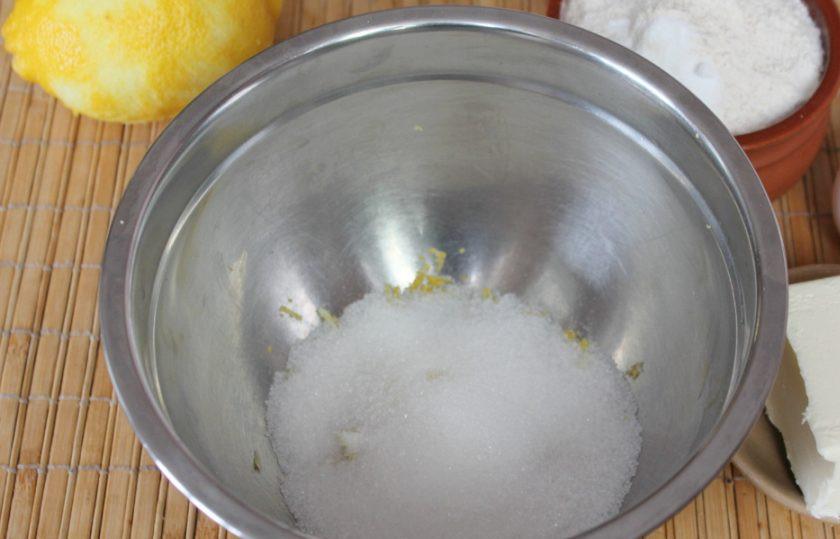 1. Этап. Песочное имбирное печенье: Насыпаем сахар.