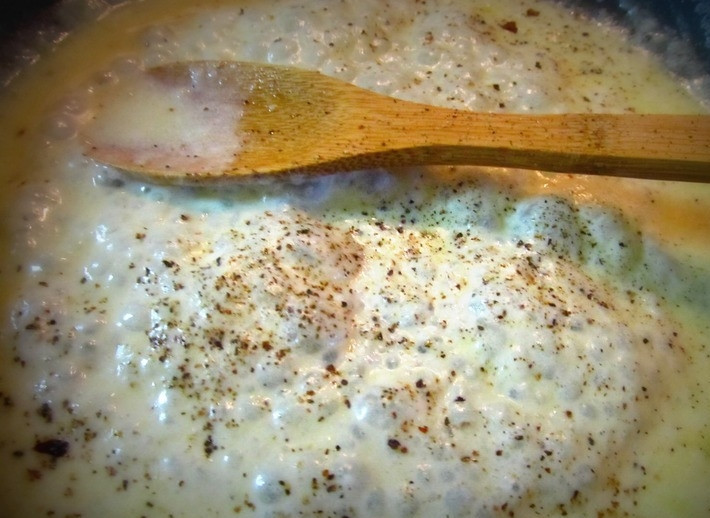 1. Этап. Куриная грудка на электрогриле: Добавляем муку, тщательно мешаем его для растворения комочков. Заливаем сливками, добавляем соль, перец, приправы, которые сочетаются с мясом птицы (тимьян, розмарин, кориандр). Подогреваем соус, пока он не загустеет до желаемой консистенции.