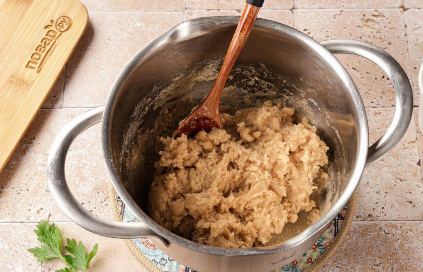 1. Этап. Диетические профитроли: Деревянной ложкой хорошо размешайте муку, чтобы она как следует заварилась, отставьте в сторону и дайте остыть до тёплого состояния.