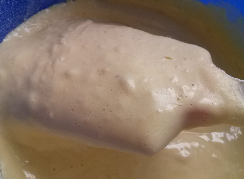 1. Этап. Птичье молоко (торт): Аккуратно перемешивайте спатулой, двигаясь снизу-вверх.