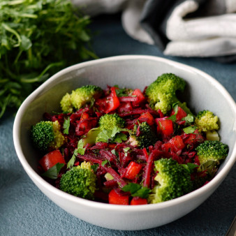 Салат из свеклы и брокколи