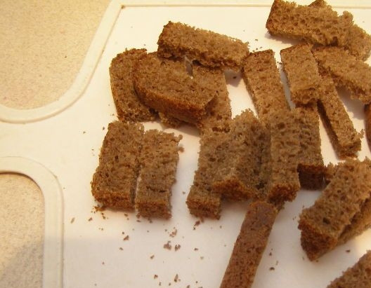 1. Этап. Квас в домашних условиях из хлеба: 2. Нарезаем черный хлеб, зажариваем его в духовке. Так у нас получатся сухарики. Лучше их сделать самим, а не покупать уже готовые, поскольку так вы сами регулируете способ зажаривания.