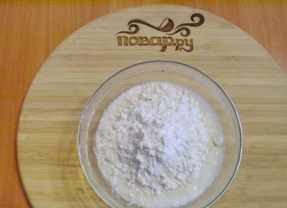 1. Этап. Фрукты в кляре: Смешайте муку и крахмал и добавьте в холодный кефир. Перемешайте венчиком или вилочкой до однородного состояния.