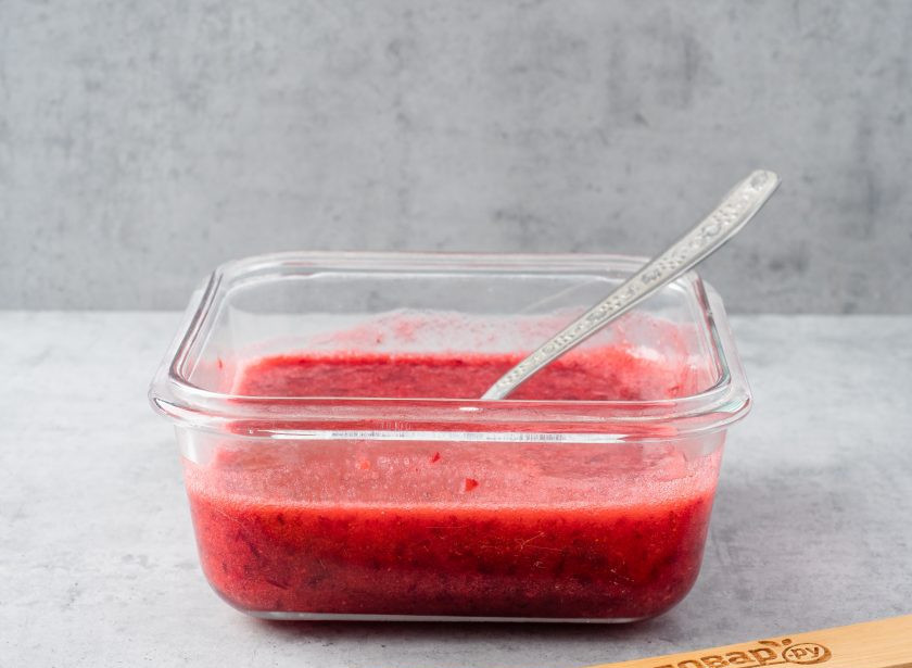 1. Этап. Брусника с сахаром на зиму: Дайте минут 10 постоять и снова перемешайте. В идеале нужно, чтобы весь сахар растворился. Пробуйте на вкус. Если необходимо, добавьте ещё сахара.