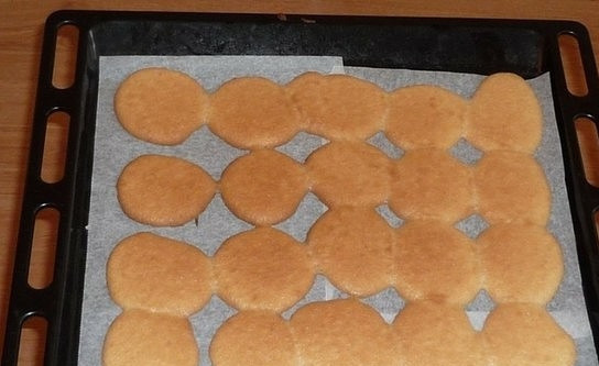 1. Этап. Торт Черепаха со сметанным кремом: Разогрейте духовку до ста восьмидесяти градусов, поставьте в нее противень. Запекайте тесто до тех пор, пока оно не станет румяным. Достаньте коржи и остудите их.