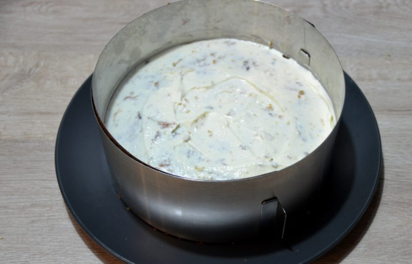 1. Этап. Морковный торт с вишней: Выложите следующий корж и нанесите сметанный крем.