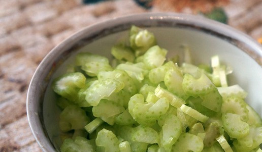 1. Этап. Зимний овощной суп с говядиной: Стебель сельдерея – шайбочками.