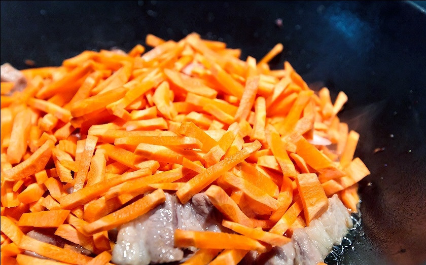 1. Этап. Ферганский плов: 7. Самое время закладывать морковь. Ее необходимо заранее вымыть, очистить и нарезать соломкой.