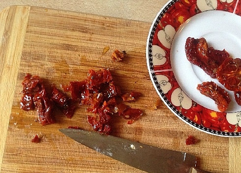 1. Этап. Брускетта: Я буду использовать домашние вяленые помидоры. Нарезаем.