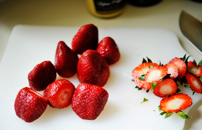 1. Этап. Клубнично-бальзамическая заправка: 1. Ягоды вымойте, обсушите, удалите хвостики.