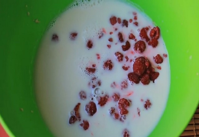 1. Этап. Кисель из овсянки: В овсяное молоко добавьте малину.