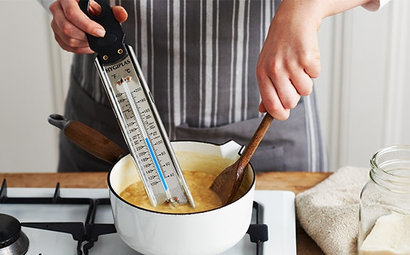 1. Этап. Фадж: 5. Когда смесь достигнет 115 градусов, снимите ее с огня и дайте остыть в течение 5 минут.