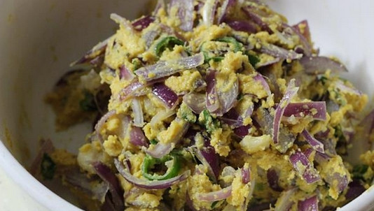 1. Этап. Пакора из лука: 5. По одной влейте 2-3 ложки холодной воды, чтобы получился кляр.