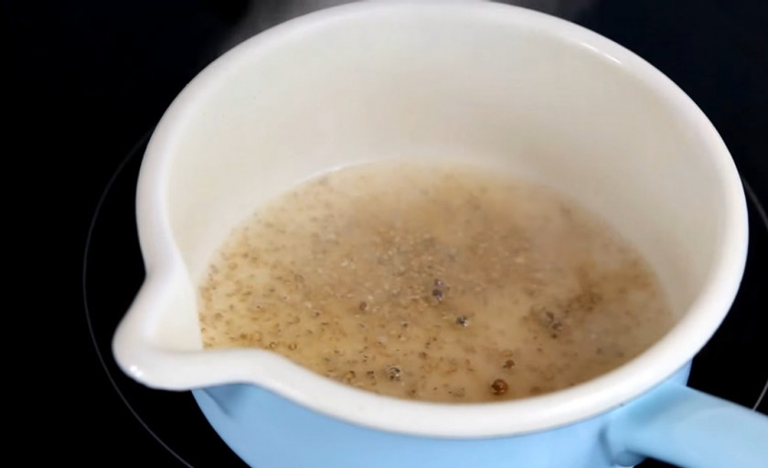 1. Этап. Королевское яйцо: 2. Приготовьте соус. Вино перелейте в кастрюлю, поставьте на огонь и добавьте измолотый в ступке белый перец. Выпарите жидкость до 1 столовой ложки, чтобы придать будущему соусу вкус и аромат.