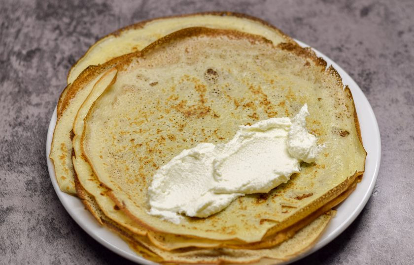 1. Этап. Блинчики с творожным кремом: Каждый блин смажьте творожным кремом.