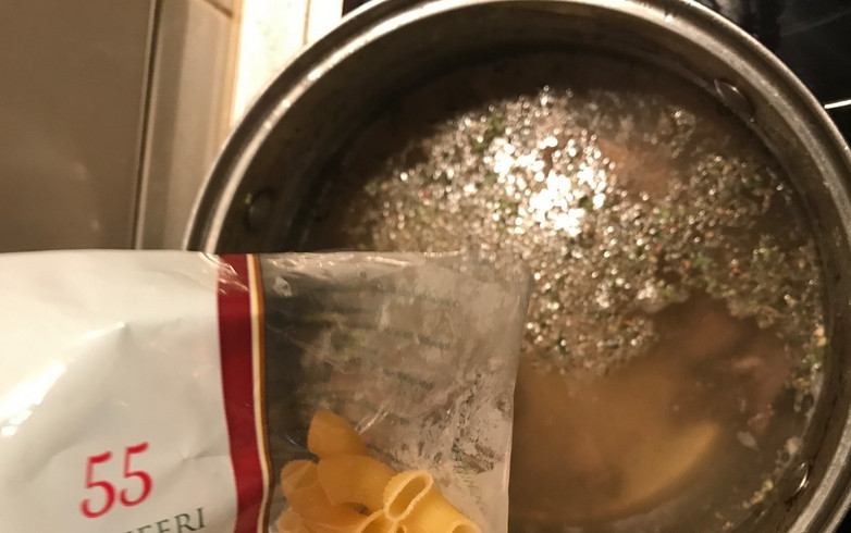 1. Этап. Суп на быструю руку: 3. Тем временем кипятим бульон и добавим макароны. Варим, сколько и как указано на упаковке.