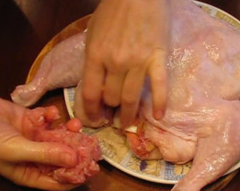 1. Этап. Курица, фаршированная блинами: 4. Затем второй слой блинов, и фаршем же заполняем оставшееся отверстие.