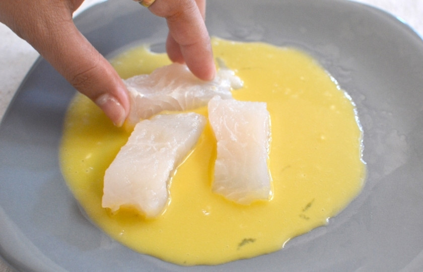 1. Этап. Рыба и чипсы: Взбейте яйца венчиком, посолите. Обмакните кусочки рыбы в яйце.