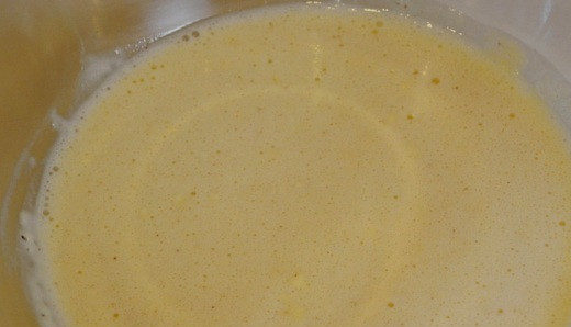 1. Этап. Блины с корицей: Всыпать муку и влить половину молока. размешать. В итоге получим немного густое тесто.