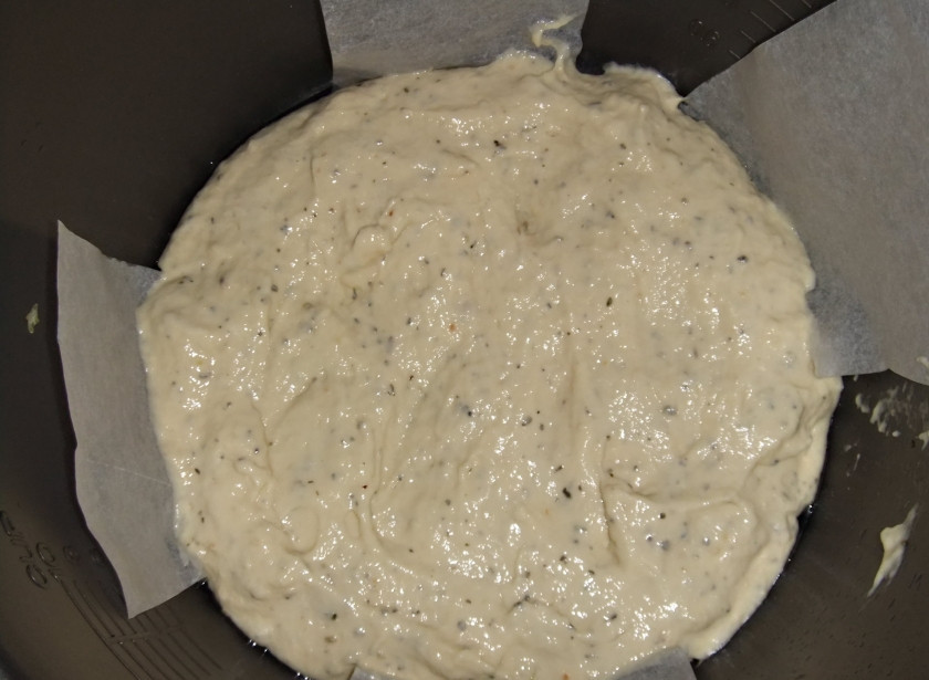 1. Этап. Пицца с помидорами в мультиварке: 4. В чашу мультиварки крест-накрест помещаем два кусочка бумаги для запекания (чтобы удобнее было доставать пиццу), смазываем растительным маслом.