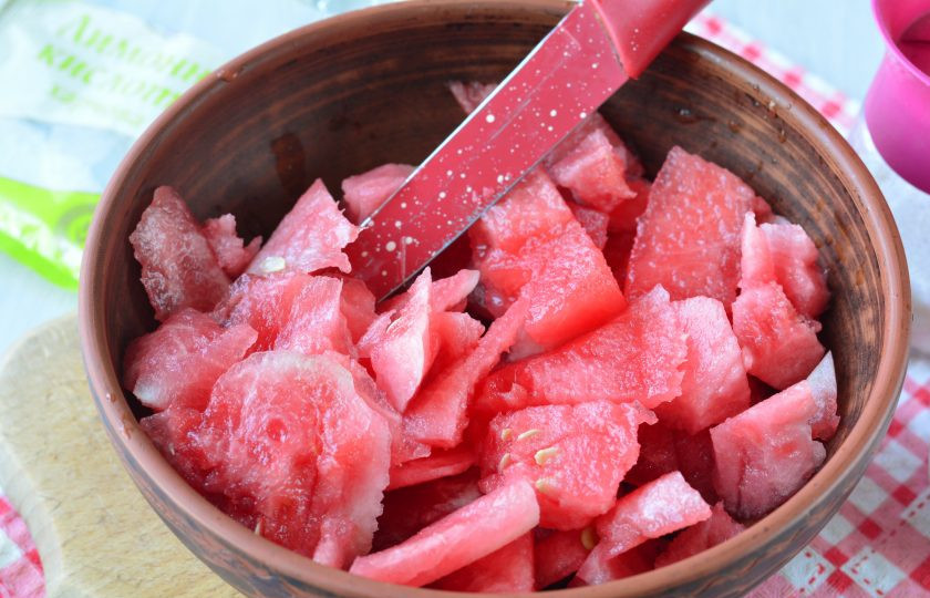 1. Этап. Арбузы в собственном соку на зиму: Нарежьте арбуз средними кусочками, срезая кожуру и удаляя косточки.