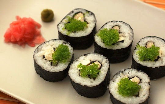 1. Этап. Футомаки с омлетом и шиитаке: Сверху, при желании, украшаем икрой летучей рыбы. Подавать с соевым соусом, имбирем и васаби.