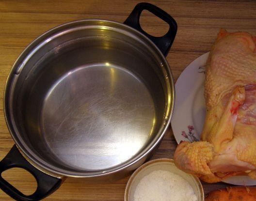 1. Этап. Вкусный куриный бульон: Подготавливаем основные ингредиенты, которые понадобятся для приготовления бульона. Выпотрошим курочку. Если потребуется, хорошенько ее промоем. Овощи очистим.