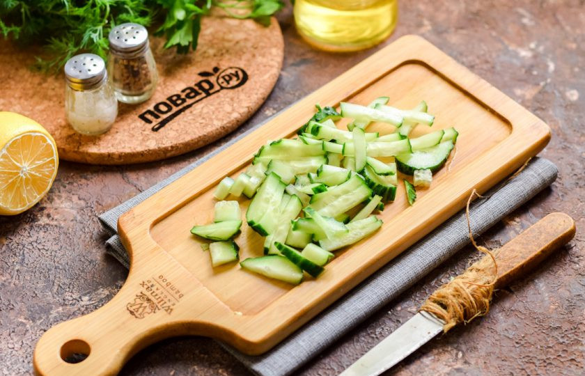 1. Этап. Салат Похудейка с курицей: Свежий огурец нарежьте тонкими полосками.