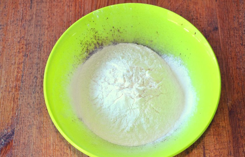 1. Этап. Торт Темный Ларри: Отдельно просеиваем сухие ингредиенты - муку, какао, соду. 2-3 минуты перемешиваем все венчиком.